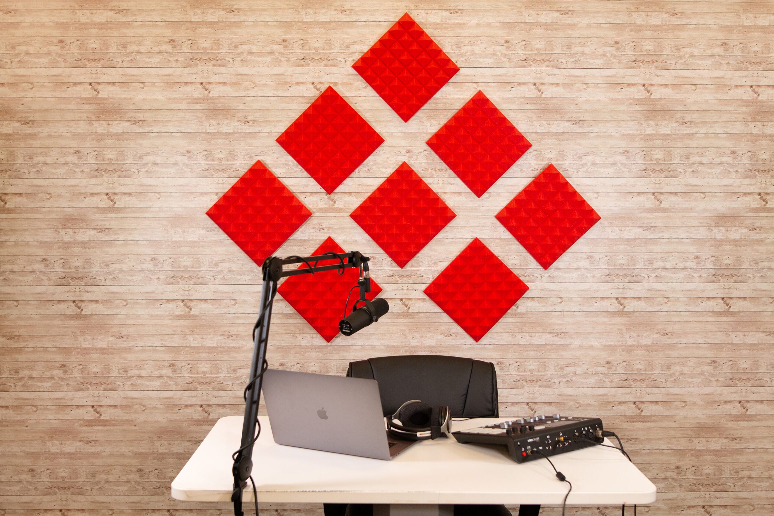 Gator Frameworks | 12"x12" Acoustic Foam Pyramid Panels