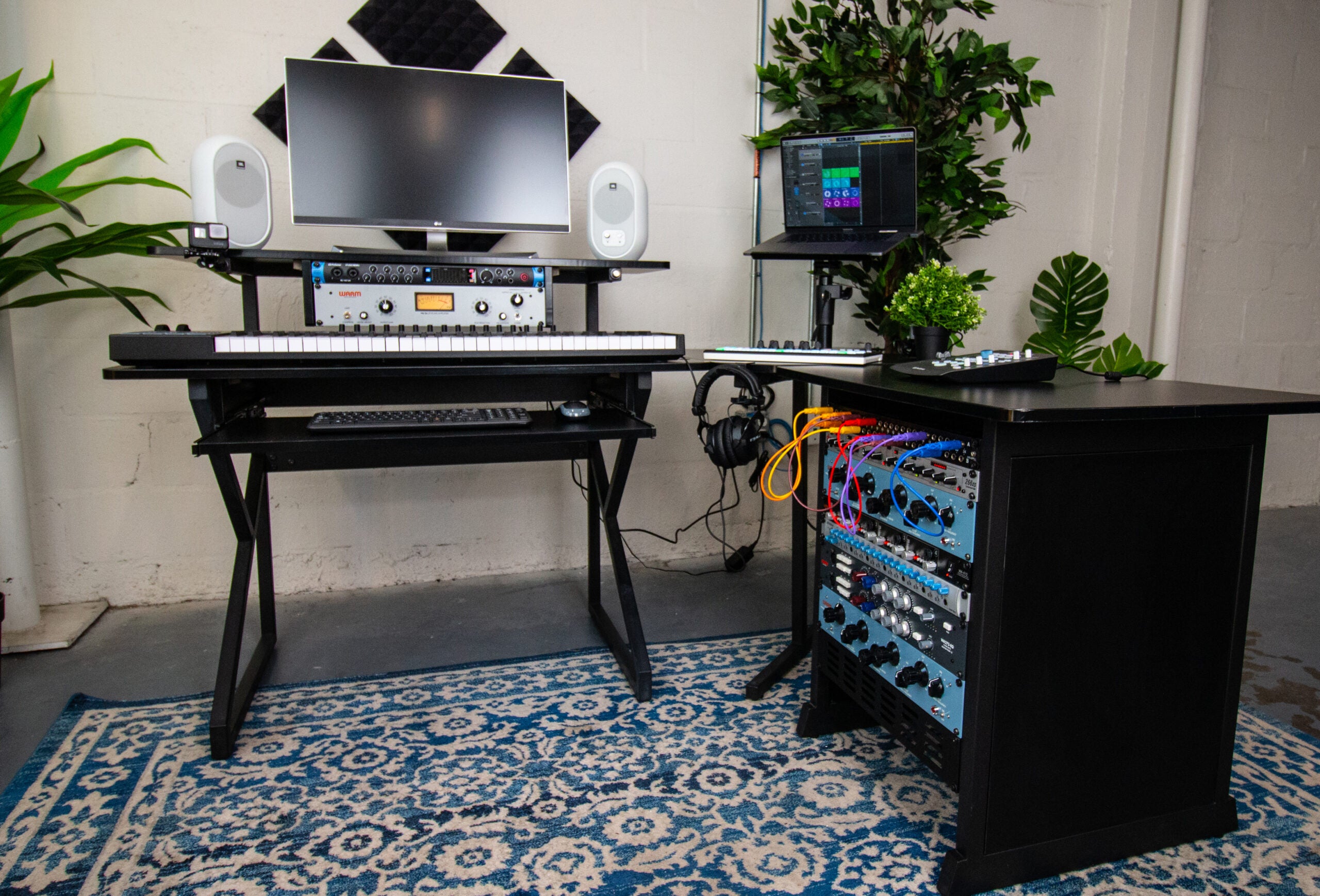 Gator Frameworks | Desk Set w/ Main Desk, Corner, Rack - BLK