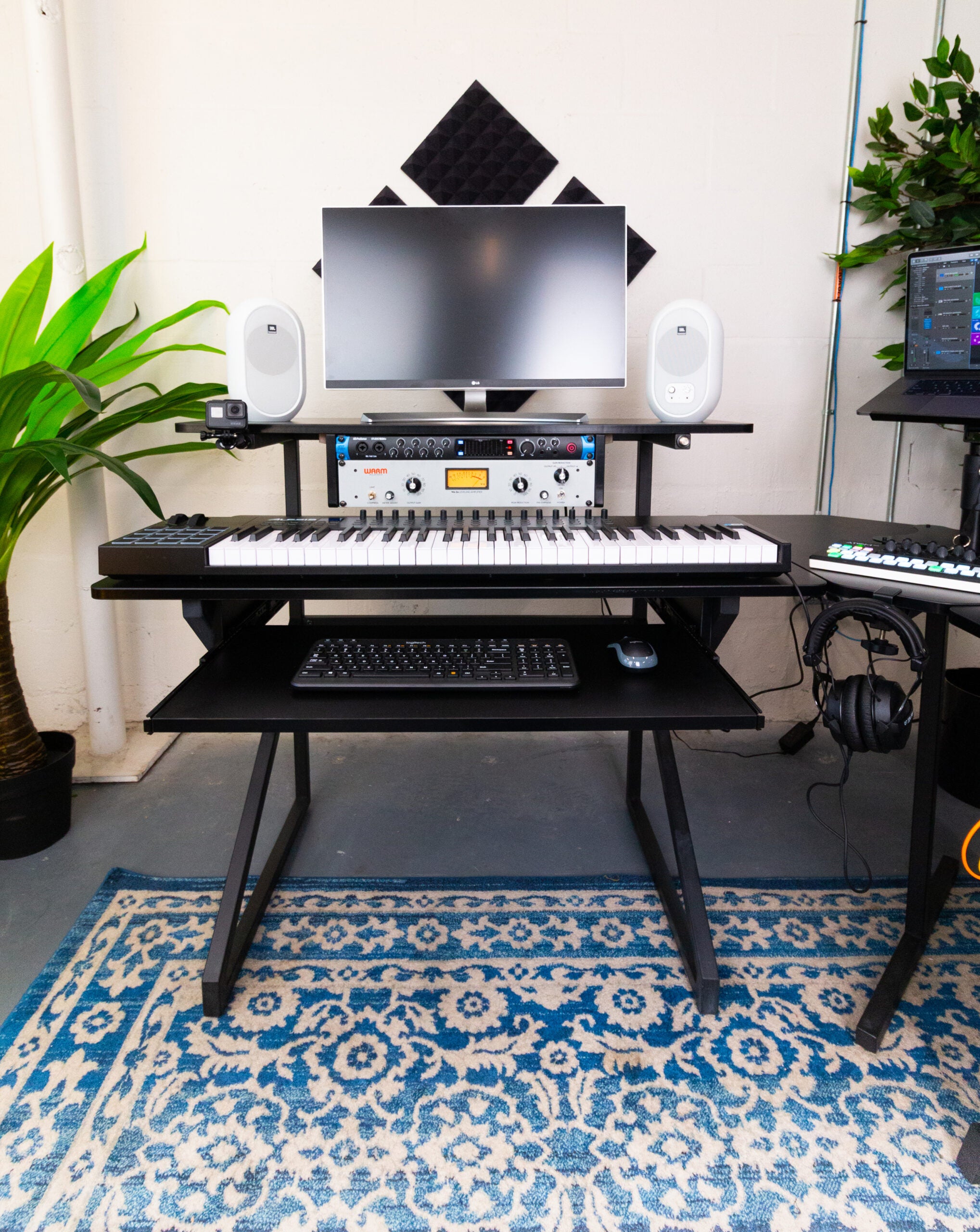 Gator Frameworks | Desk Set w/ Main Desk, Corner, Rack - BLK